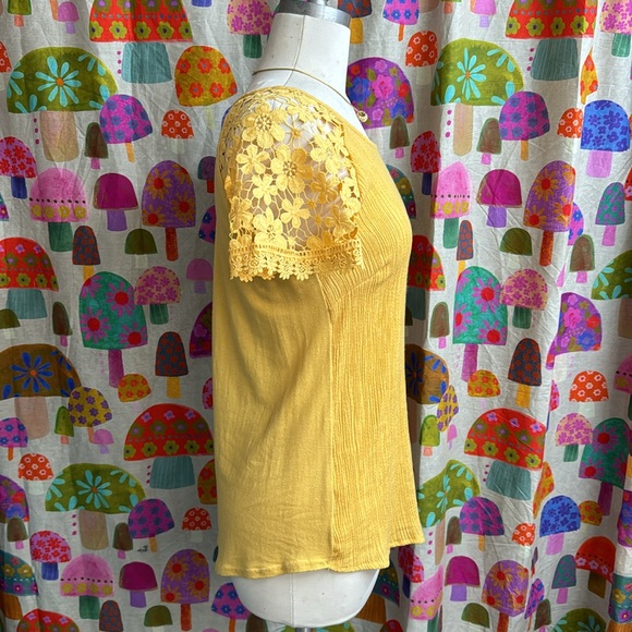 Flower & Feather Scoop Neck Top. Medium - Picture 3 of 11
